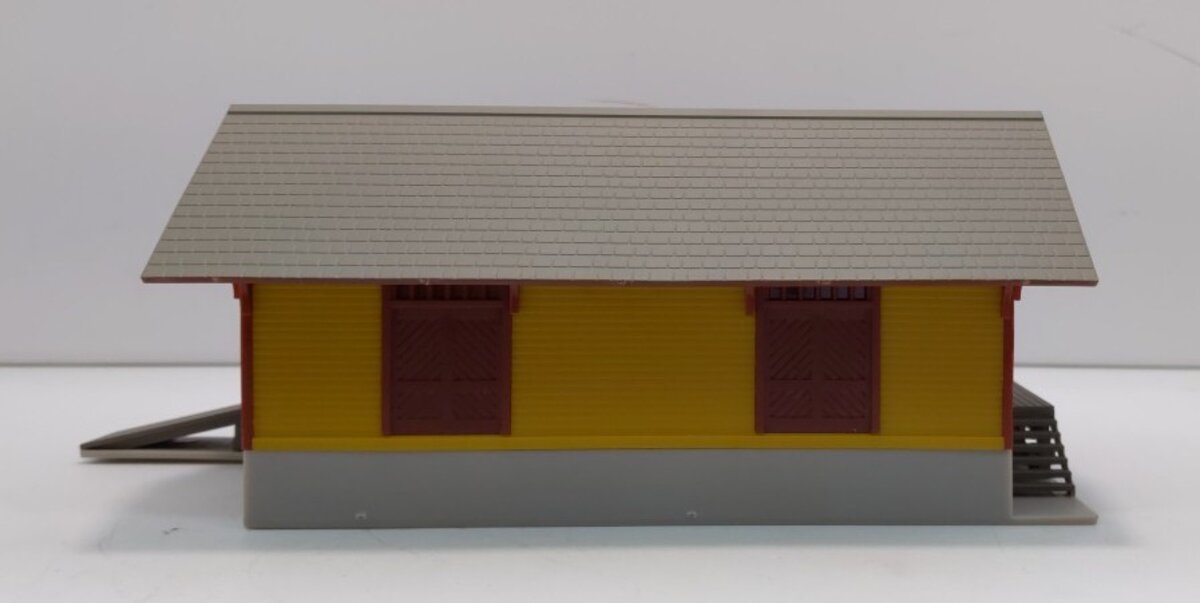 Walthers 933-2821 HO Yellow & Maroon Golden Valley Freight House Built-Ups