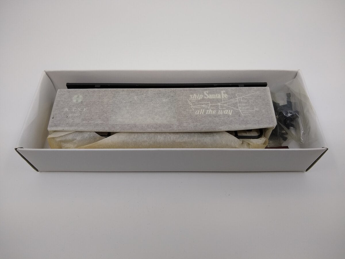 Proto 2000 587017 HO ATSF 50' Automobile Box Car W/Dreanaught Ends Kit #10397