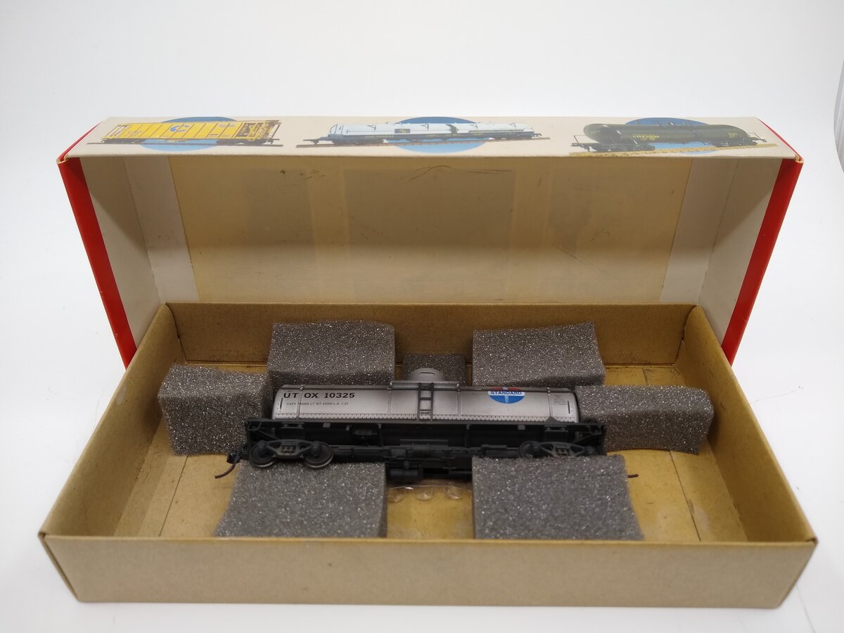 Walthers 932-5016 HO Scale U.T.O.X 36ft. Tank Car Kit #10325