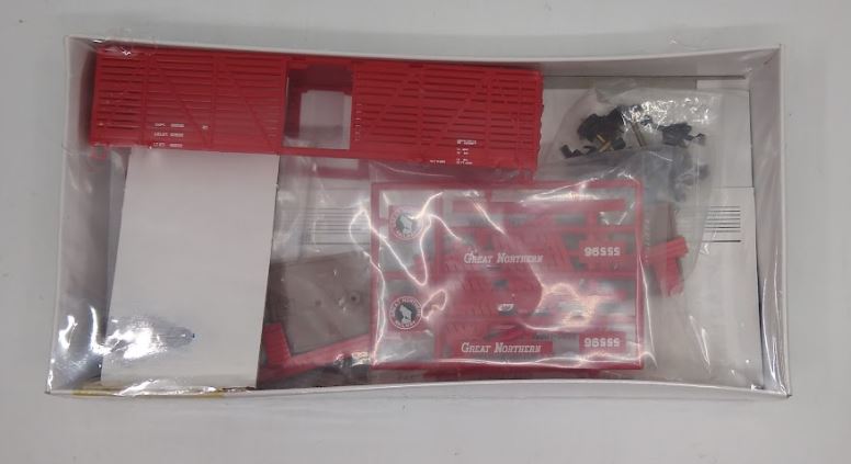 Walthers 932-2763 HO 40' Stock Car W/Dreadnaught Ends Great Northern #55596 Kit