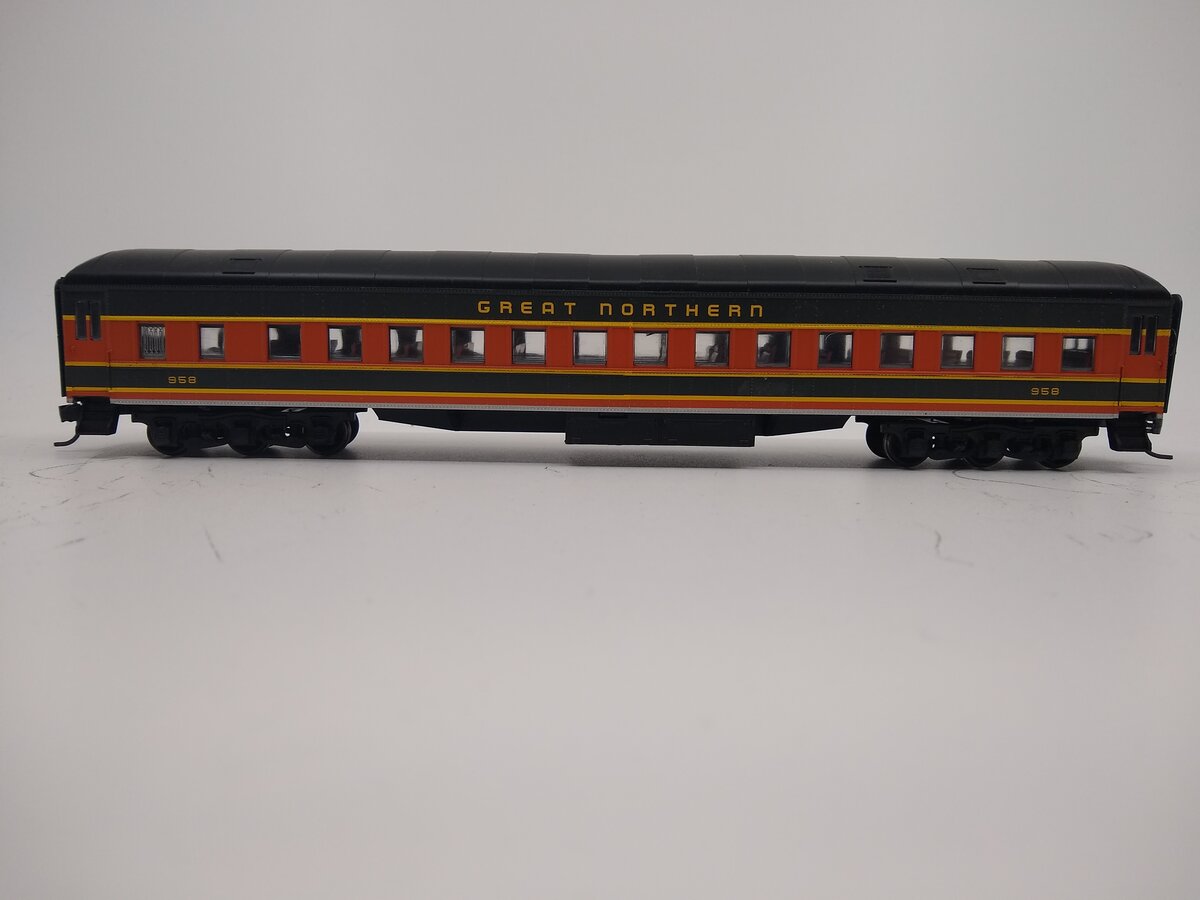 Athearn 79480 HO Great Northern Heavyweight Round Roof Coach Ready to Run #958