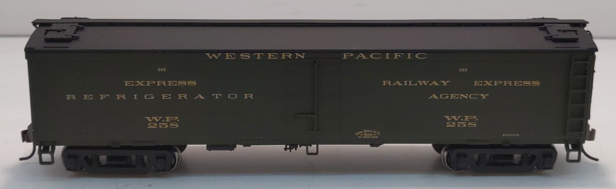 Walthers 932-5484 HO Western Pacific GACX Wood Reefer w/GSC Truck #258