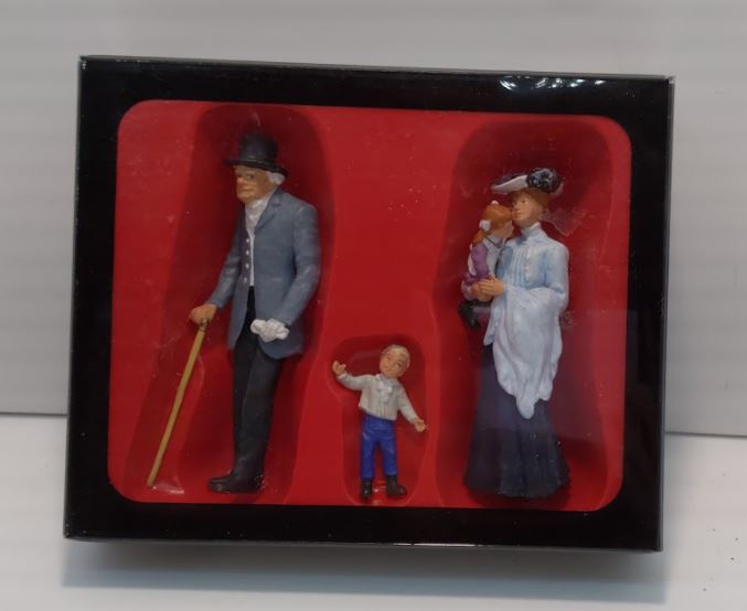 Preiser 45066 G Old Man / 1 Woman & Children Figures (Set of 3)