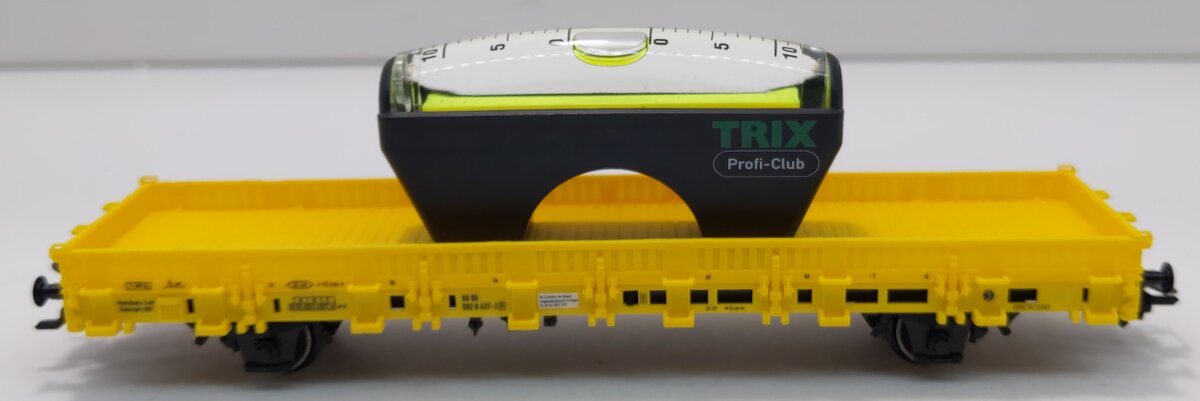 Trix 24080 HO Flat Car w/Leveler Load
