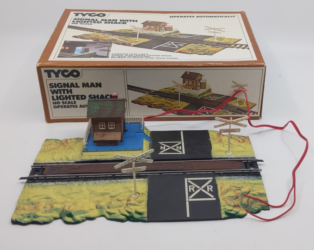 Tyco 928 HO Scale Signal Man w/Lighted Shack