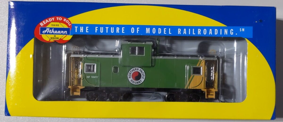 Athearn 75229 HO Scale Northern Pacific Wide Vision Caboose #10417