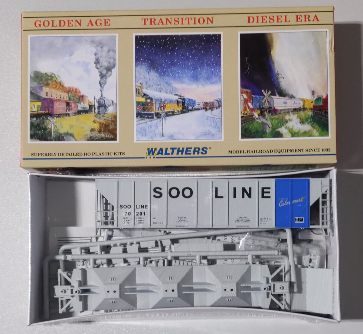 Walthers 932-5724 HO Soo Line PS-2CD 4427 Covered Hopper #70201 Kit