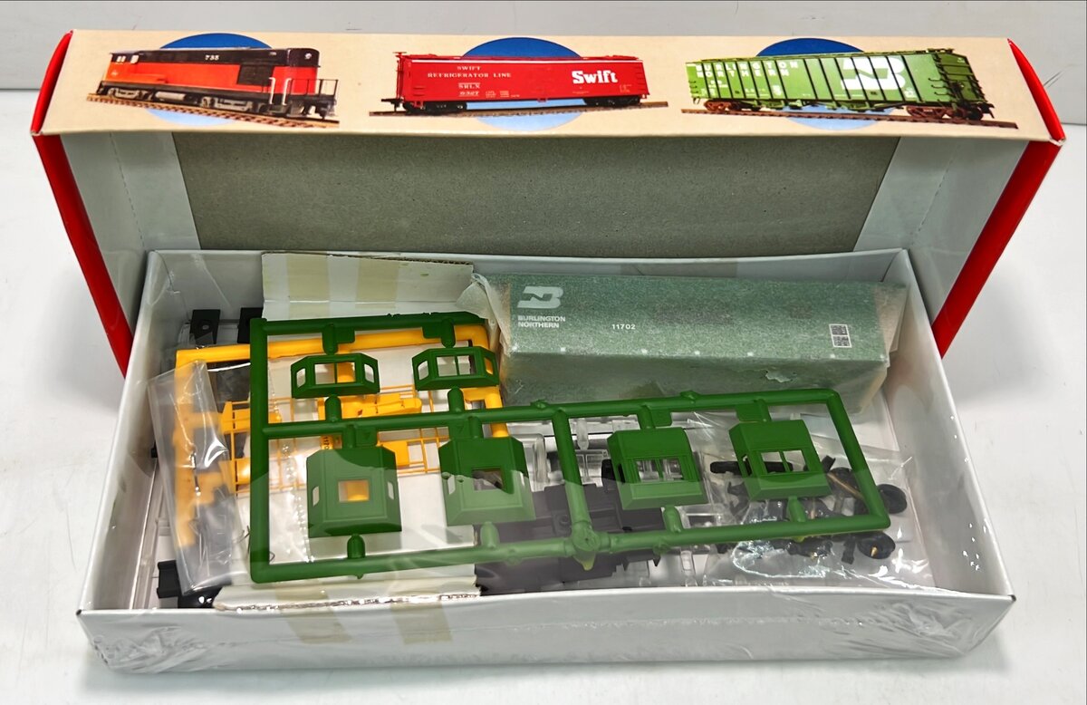 Walthers 932-4354 HO Burlington Northern Bay Window Caboose #11707 Kit