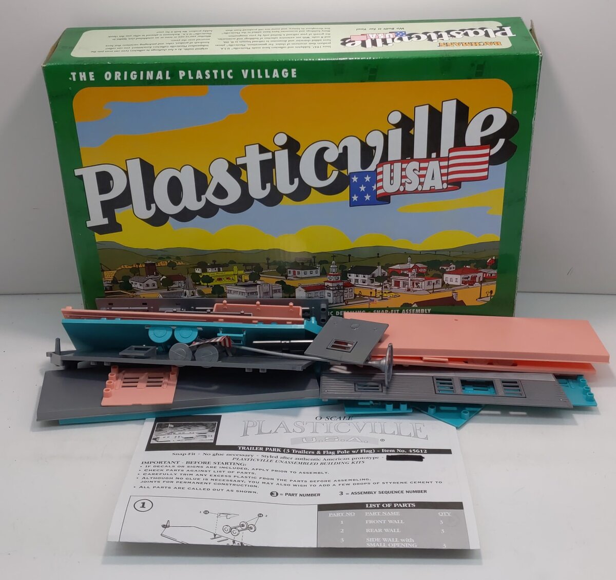 Bachmann 45612 O Plasticville Trailer Park w/ 3 Trailers & Flag Pole w/ Flag Kit