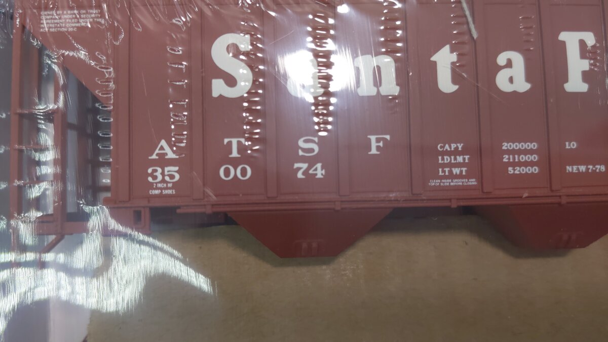 Walthers 932-5406 HO Santa Fe 100 Ton Cement Covered Hopper # 350074 Kit