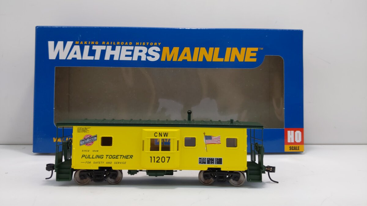 Walthers 910-8665 HO CNW International Bay Window Caboose RTR #11207