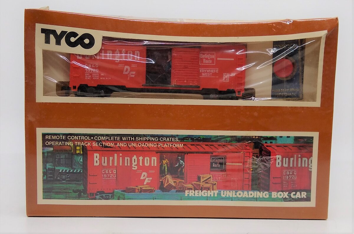 Tyco 930 HO Burlington Freight Unloading Box Car w/ Remote Control Building Kit