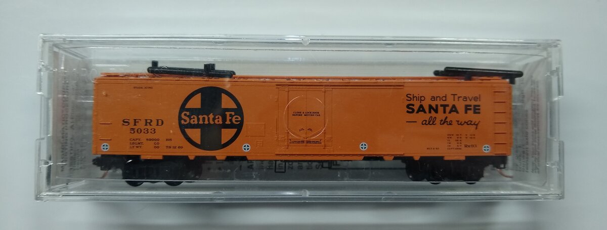 Micro-Trains 05200050 N ATSF 52' 2" Riveted Steel Plug Door Express Reefer #5033