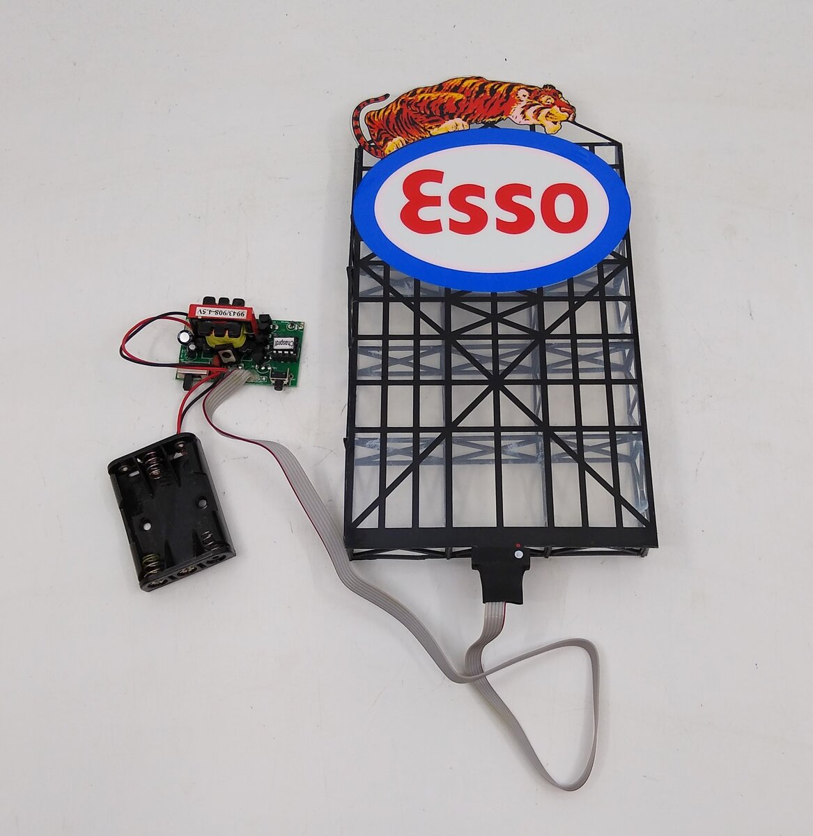 Miller Engineering 6072 N/HO Esso Animated Neon Billboard Small