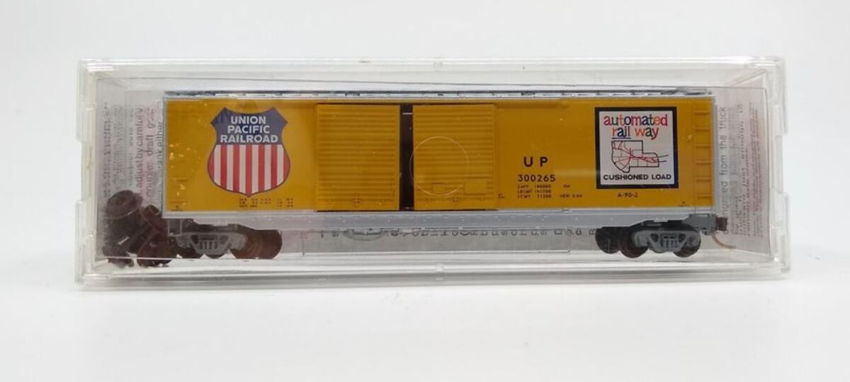 Micro-Trains 03400090 N Union Pacific 50' Standard Double Door Boxcar #300265