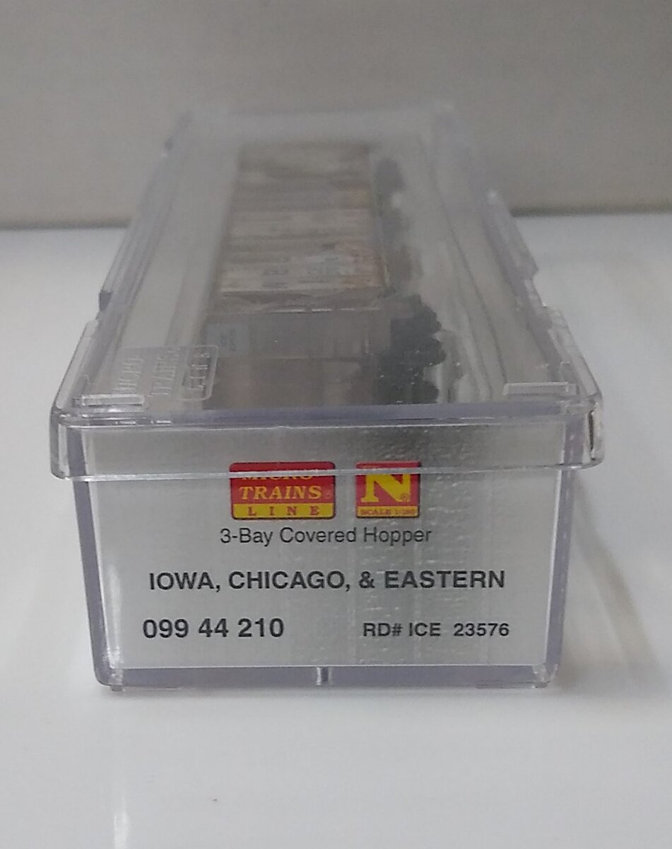 Micro-Trains 09944210 N Iowa Chicago and Eastern 3-Bay Covered Hopper #23576