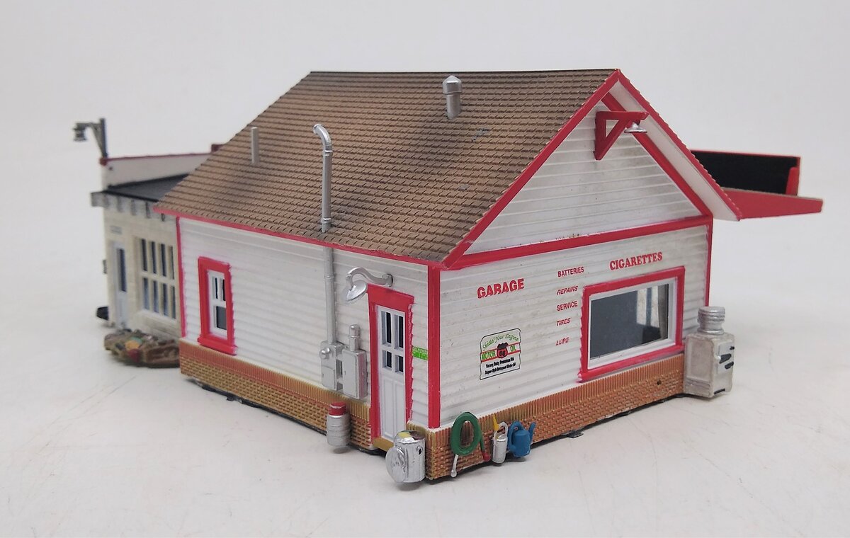 Woodland Scenics BR5025 HO Built-&-Ready Fill'er Up & Fix'er Building