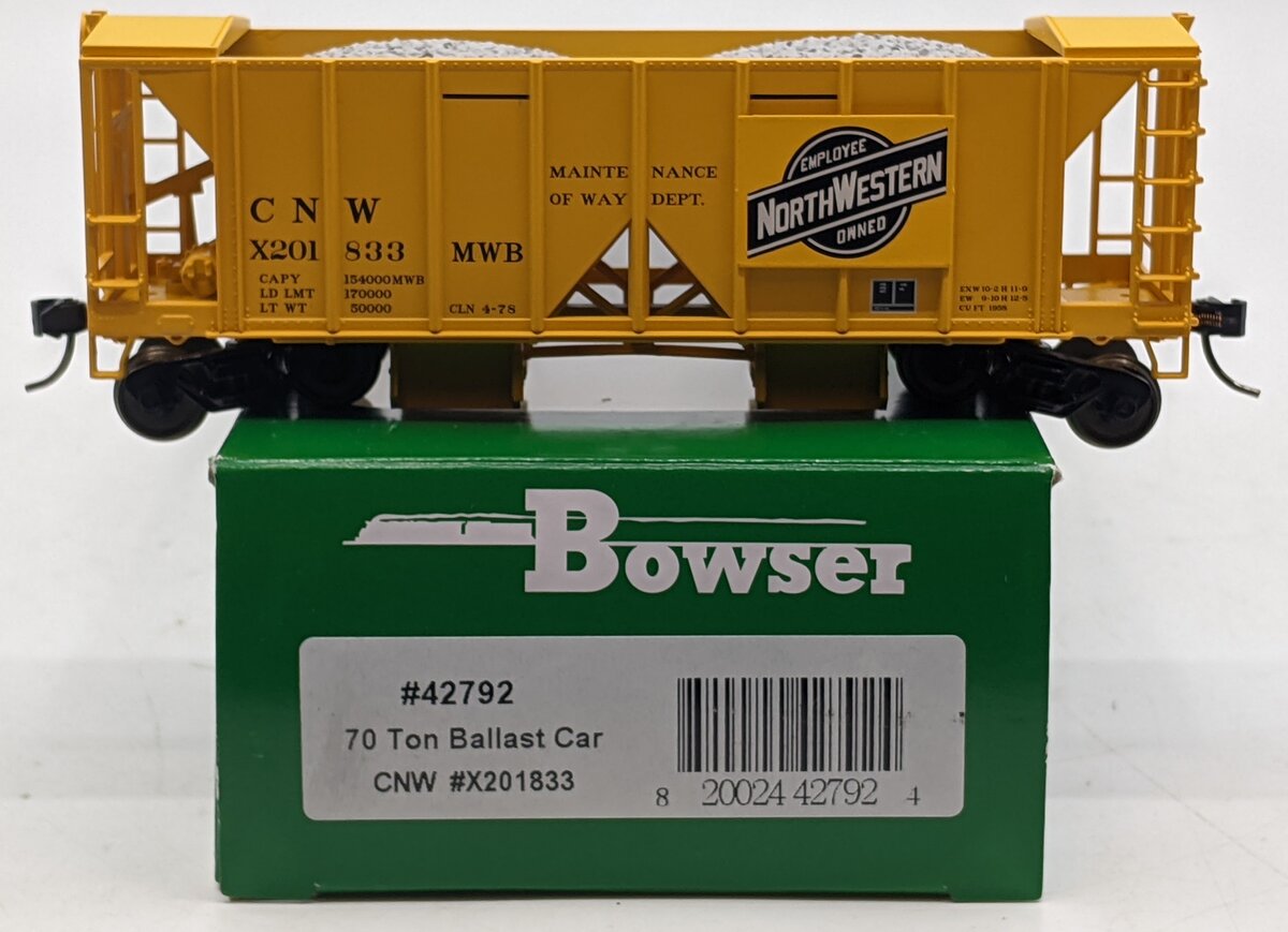 Bowser 42792 HO Chicago & North Western 70T 2-Bay Covered Hopper Car #X201833