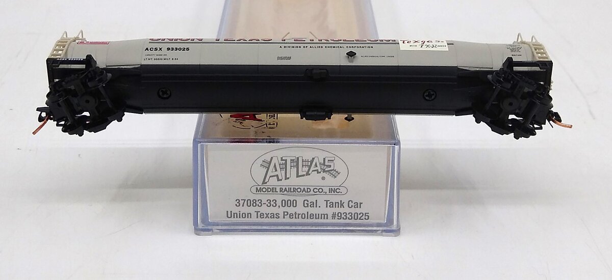 Atlas 37083 N Scale Union Texas Petro Tank Car #933025