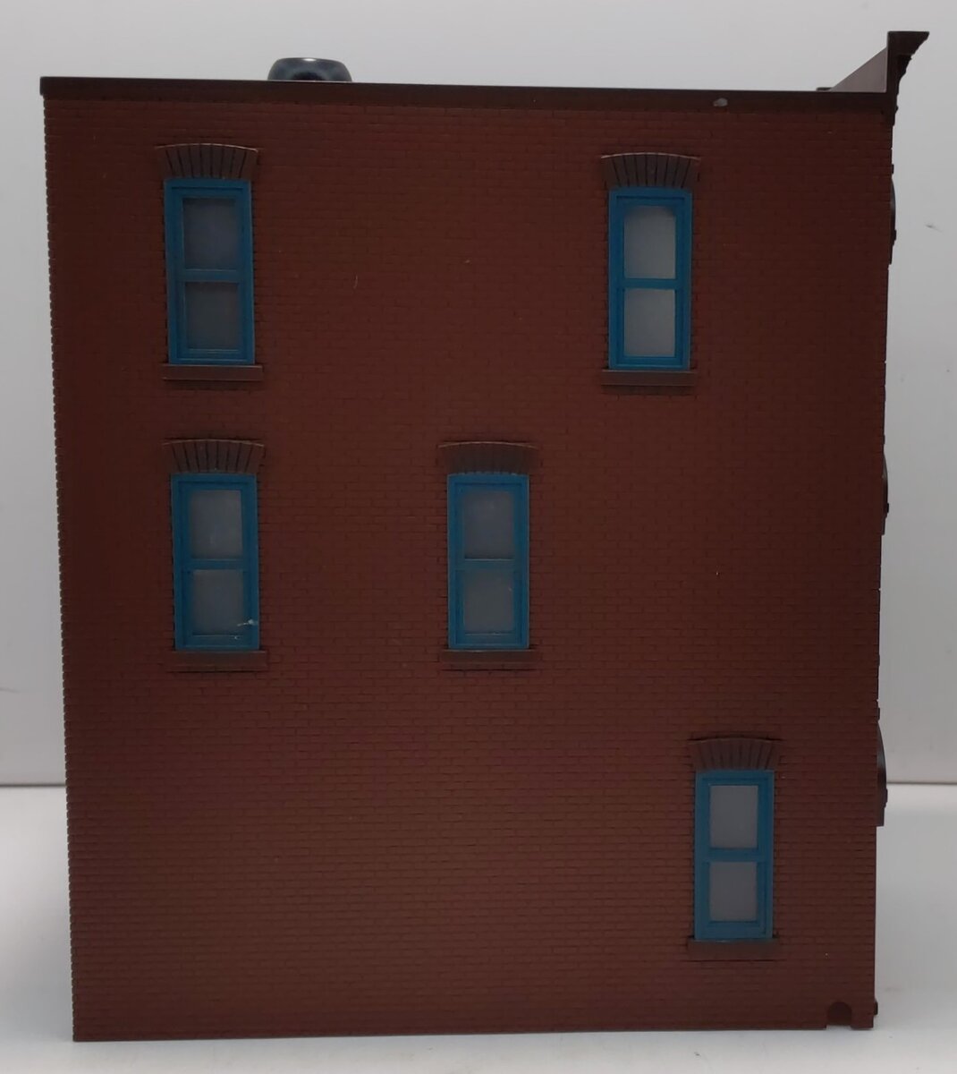 MTH 30-90372 Red Brick W/Brown Shutters 3-Story Town House # 1