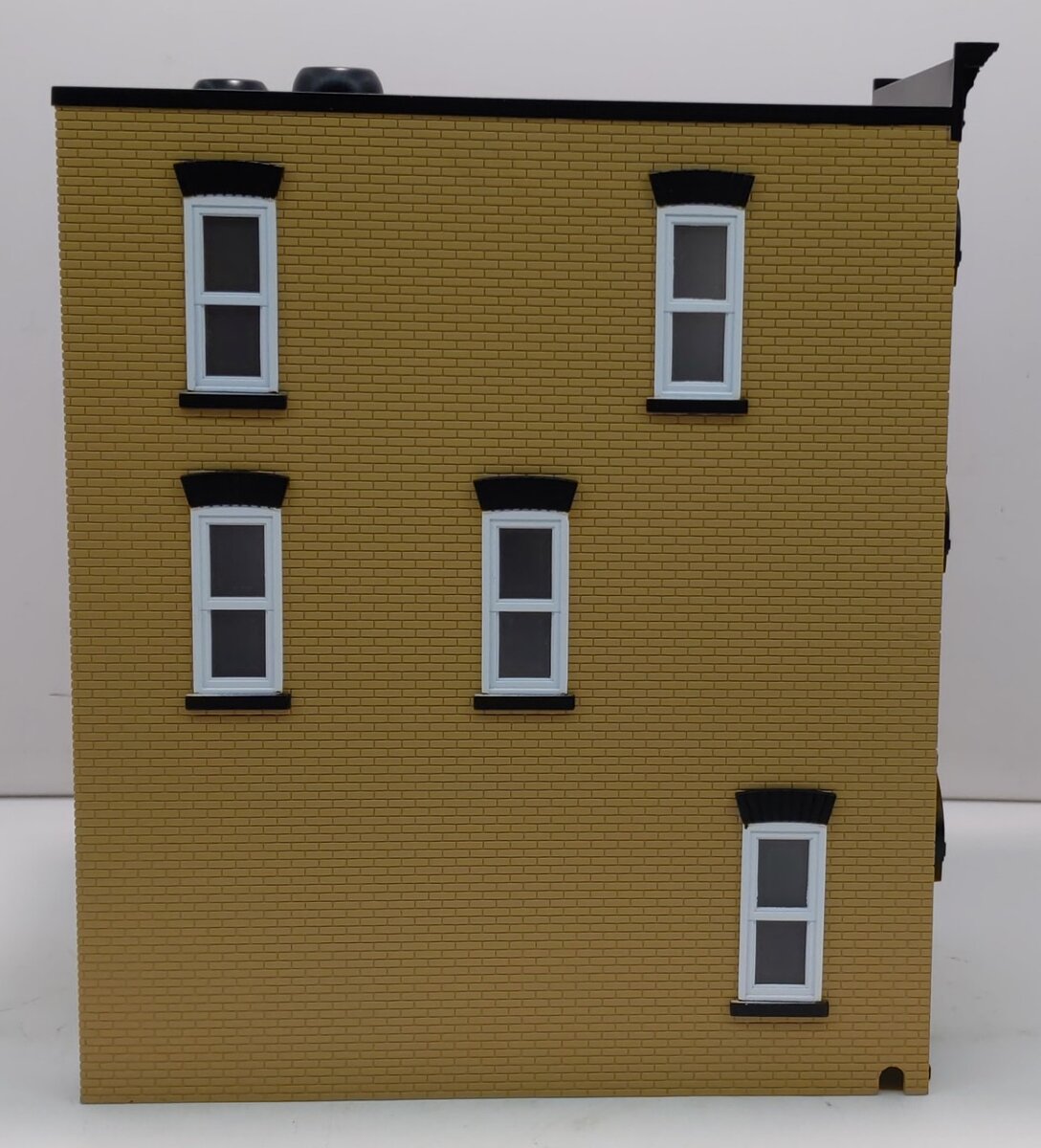 MTH 30-90373 O Scale Tan Brick W/Black Shutters 3-Story Town House #1