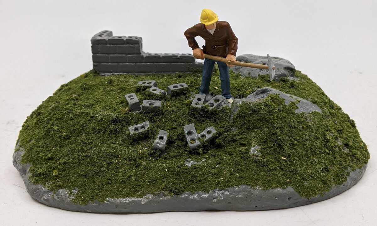 K-Line K42415 Figure w/ Sledgehammer-Construction Scene