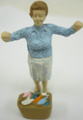 Arttista 1477 O Scale Woman with Laundry Basket Pewter Figures