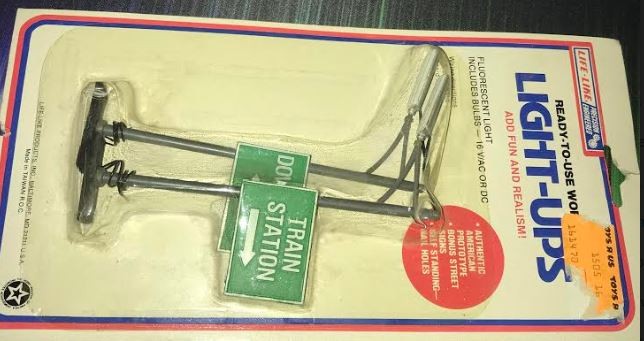 Life Like HO Light-Up Train Station & Downtown Signs