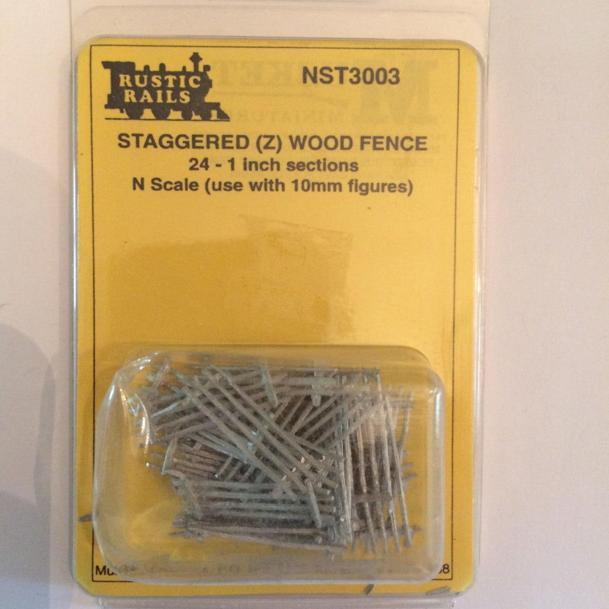 Rustic Rails NST3003 N Resin Staggered Wood Fence (24)