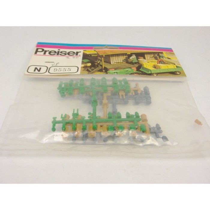 Preiser 9555 N Loading Goods and Baggage Plastic Model Kit