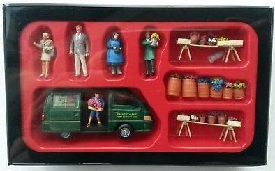 Preiser 33209 HO Mitsubishi Van with Figures and Accessories