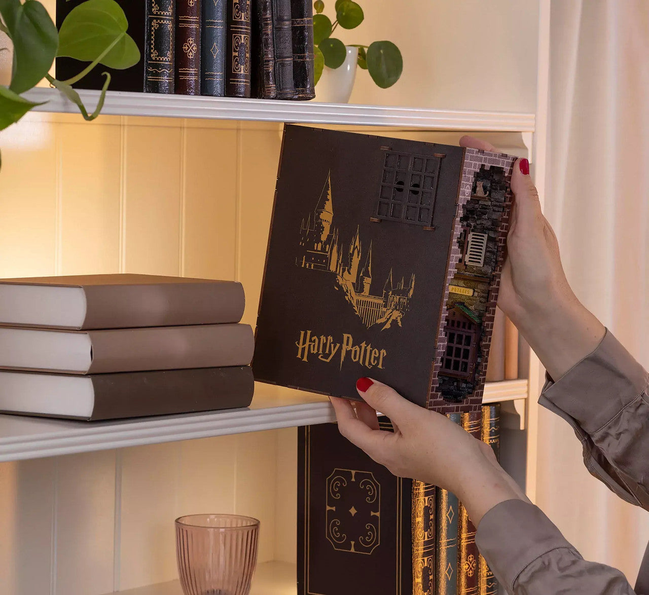 Revell 005309096 Tiny Adventures Book Nooks: Harry Potter - Diagon Alley
