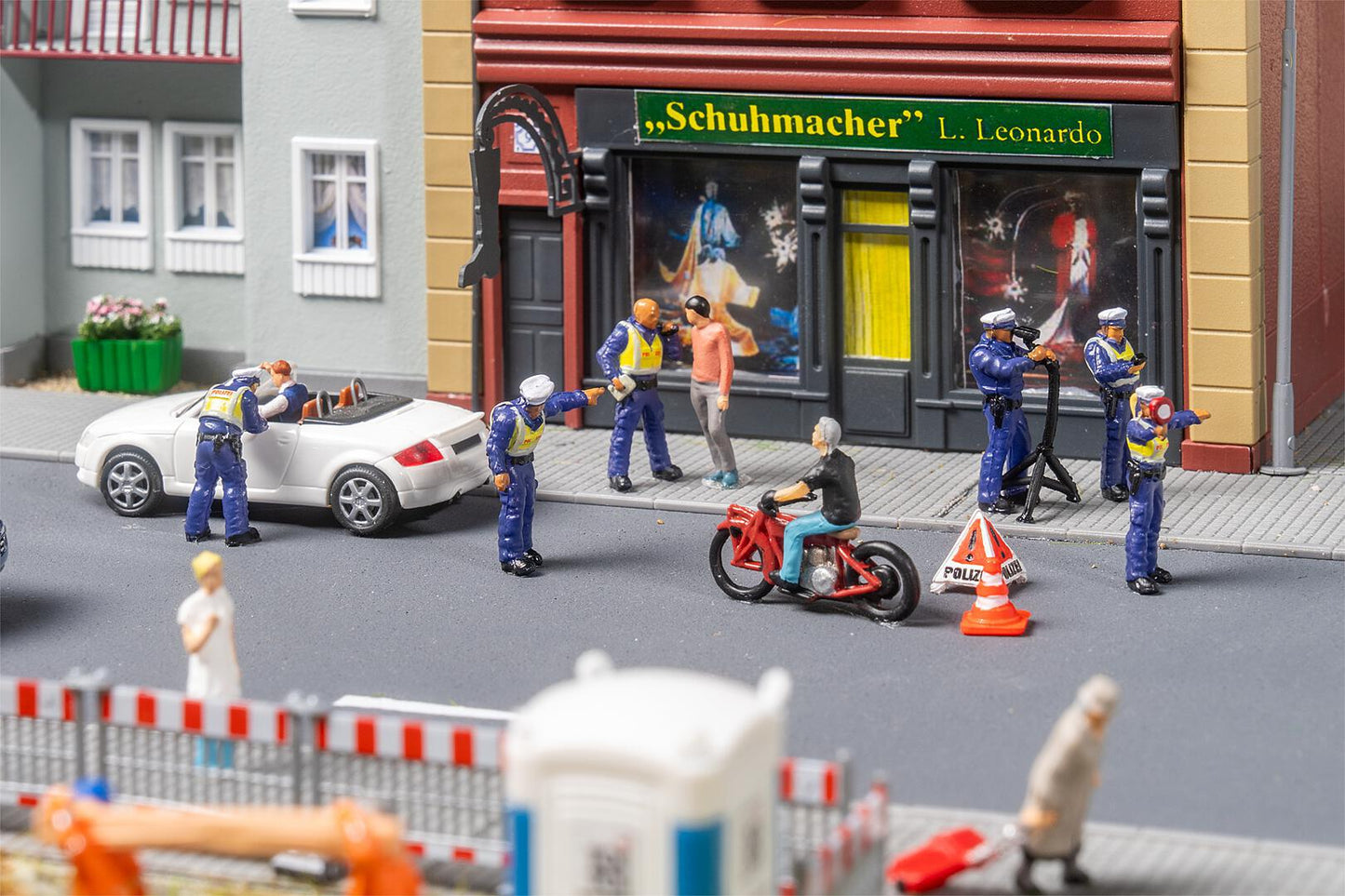 Faller 151713 HO Traffic Control Figure (Set of 6)