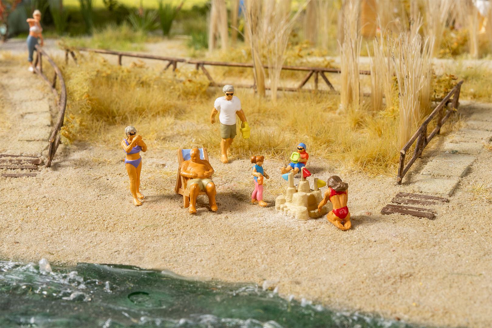 Faller 151734 HO Beach Day Figure (Set of 6)