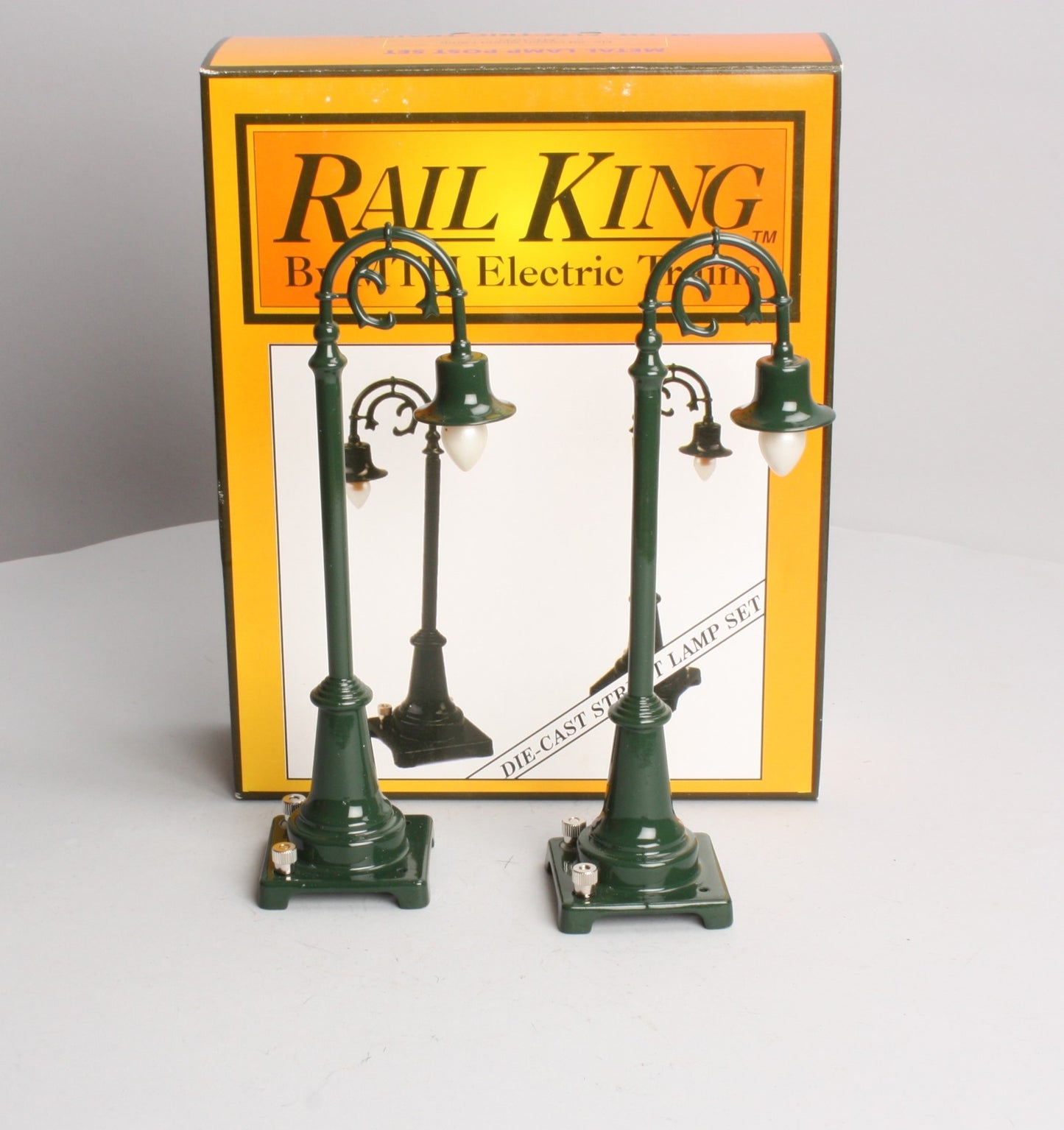MTH 20-1031 O #59 Green Street Lamp Set (Pack of 2) LN/Box