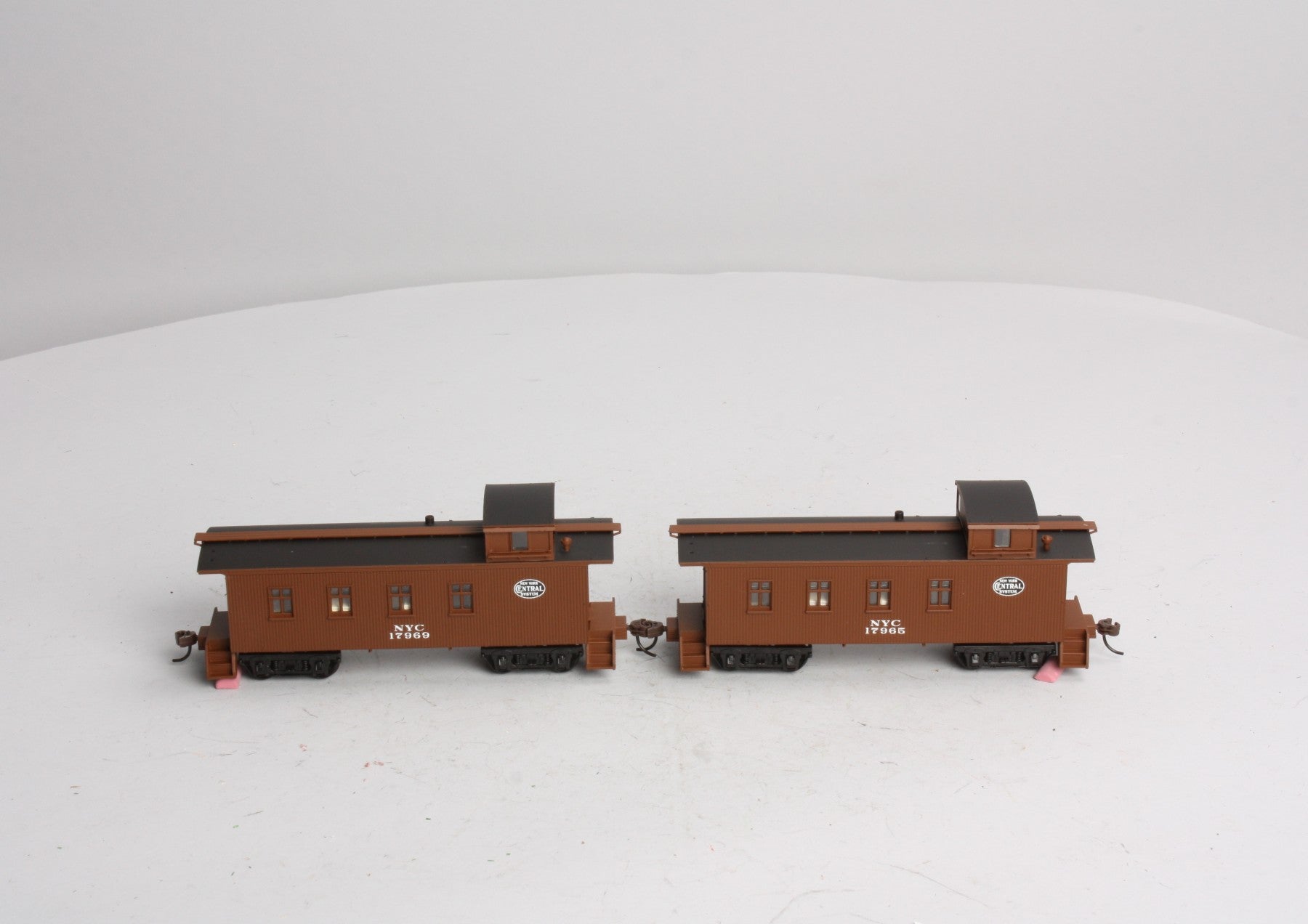Walthers 932-27566 HO Scale New York Central 30' 4-Window Caboose 2-Pack