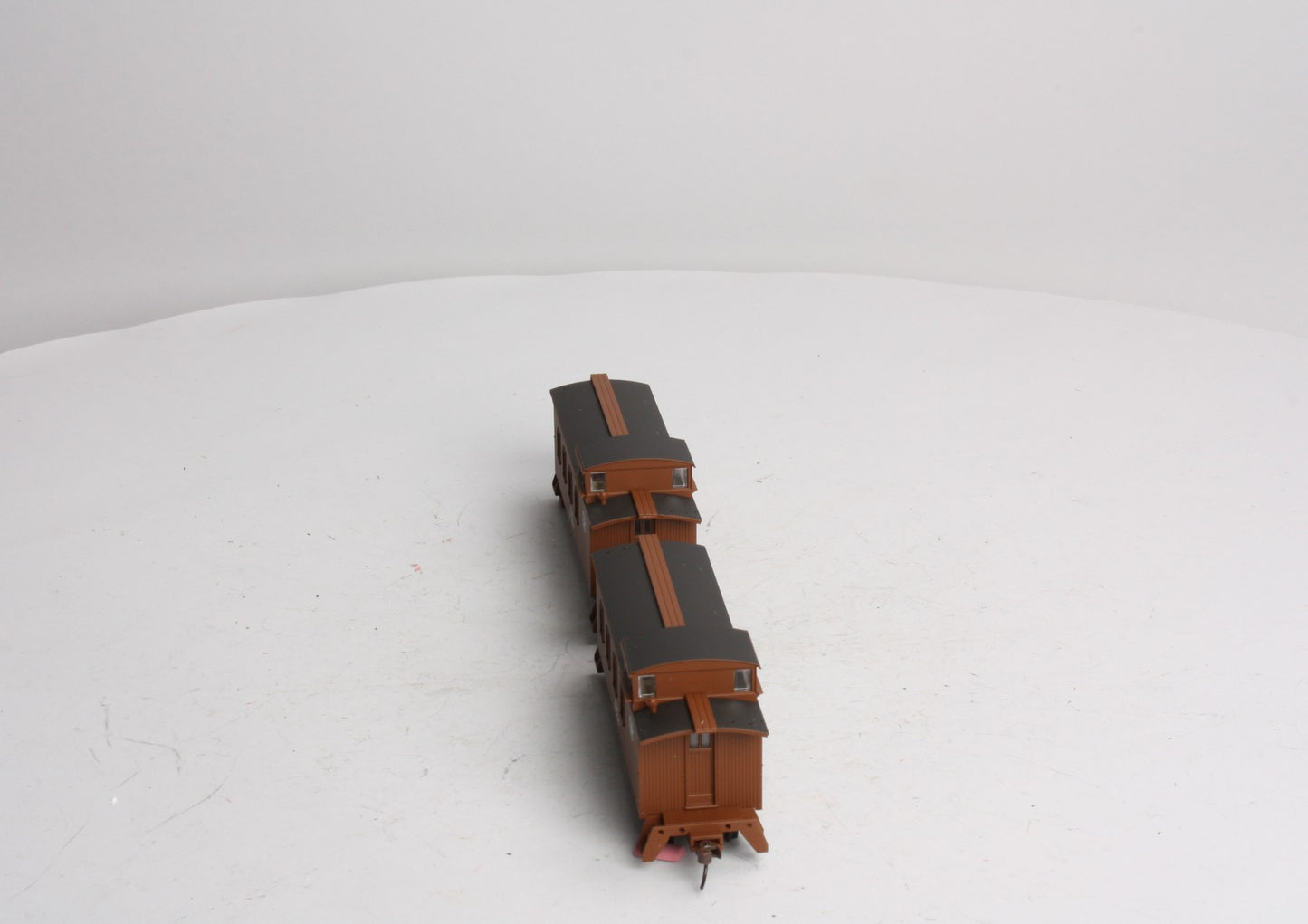 Walthers 932-27566 HO Scale New York Central 30' 4-Window Caboose 2-Pack