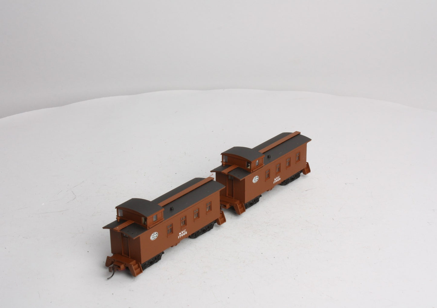 Walthers 932-27566 HO Scale New York Central 30' 4-Window Caboose 2-Pack