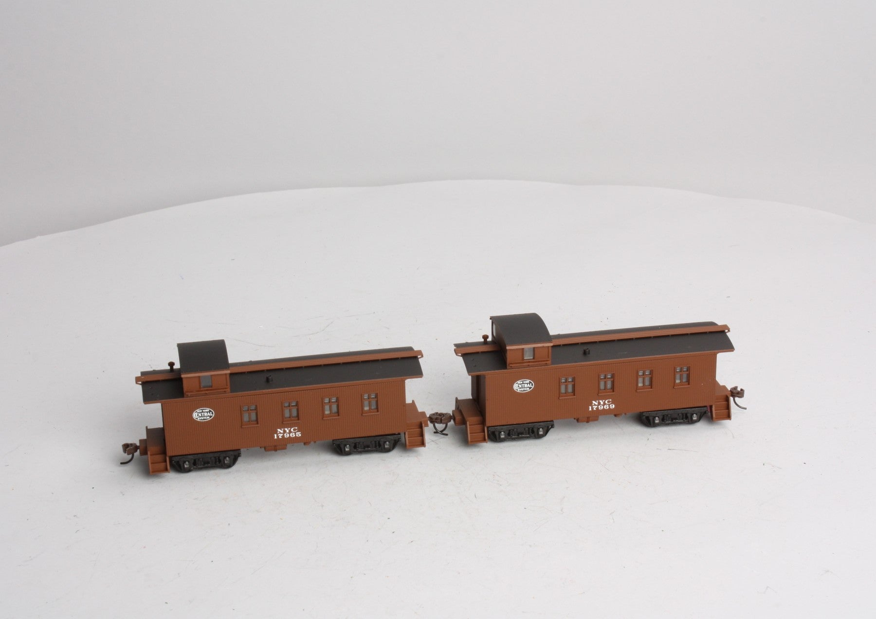 Walthers 932-27566 HO Scale New York Central 30' 4-Window Caboose 2-Pack