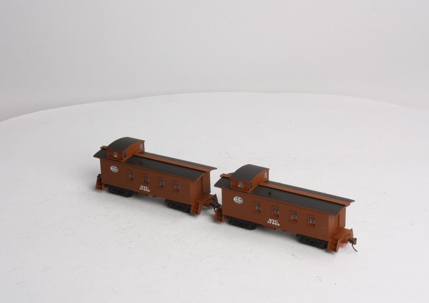 Walthers 932-27566 HO Scale New York Central 30' 4-Window Caboose 2-Pack
