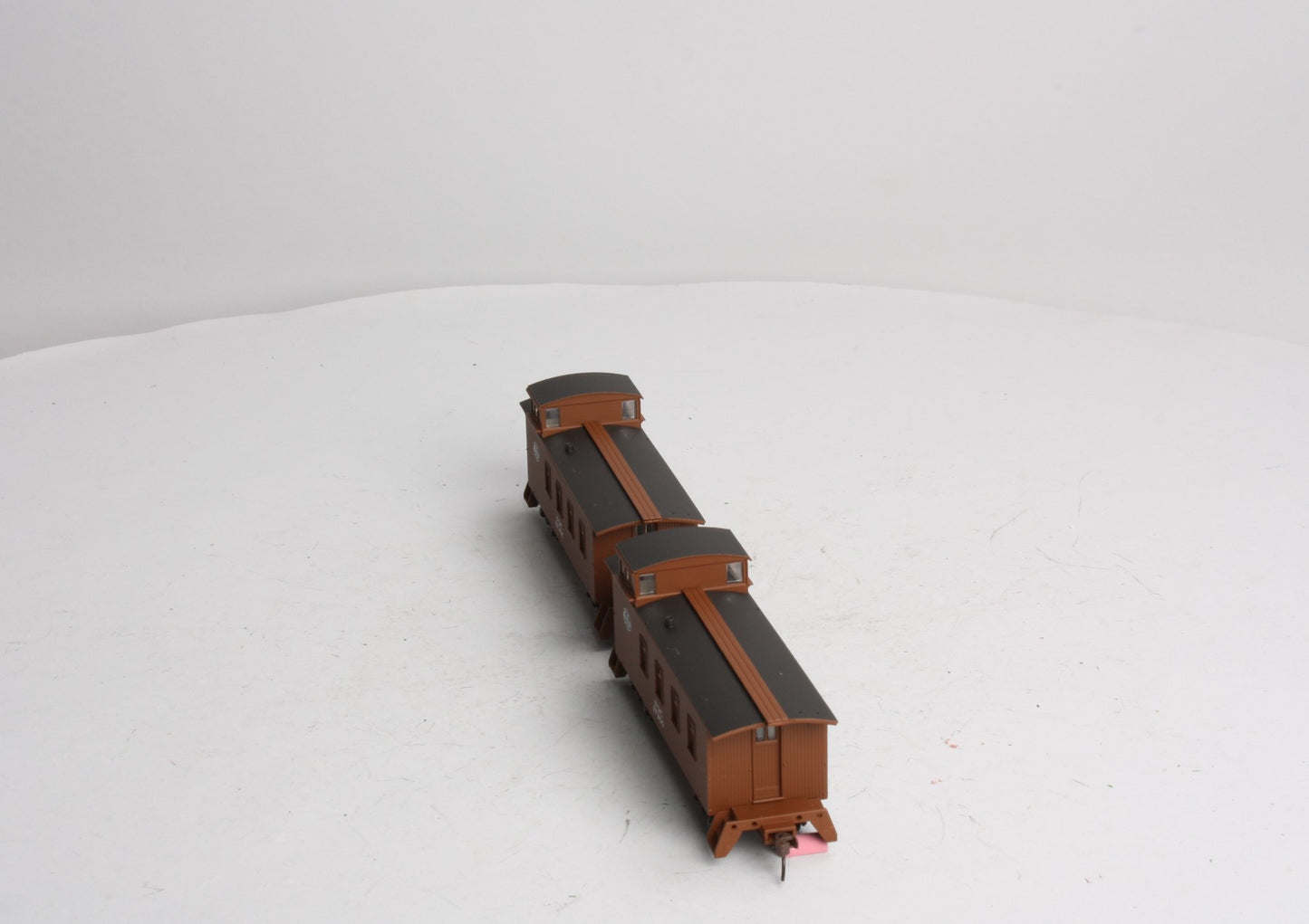 Walthers 932-27566 HO Scale New York Central 30' 4-Window Caboose 2-Pack