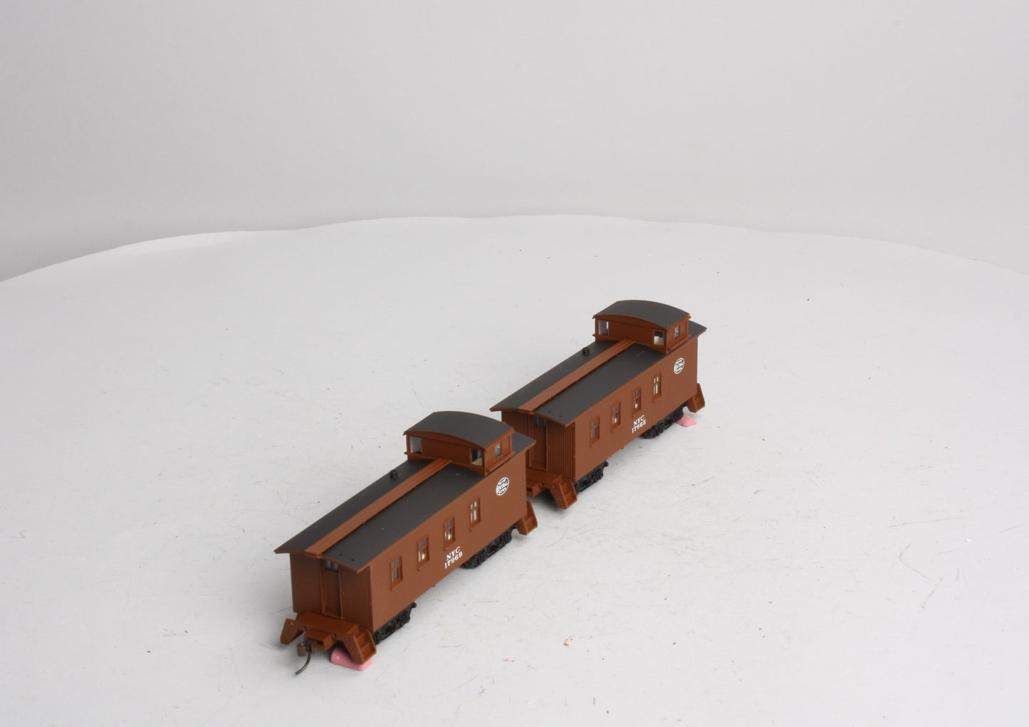 Walthers 932-27566 HO Scale New York Central 30' 4-Window Caboose 2-Pack