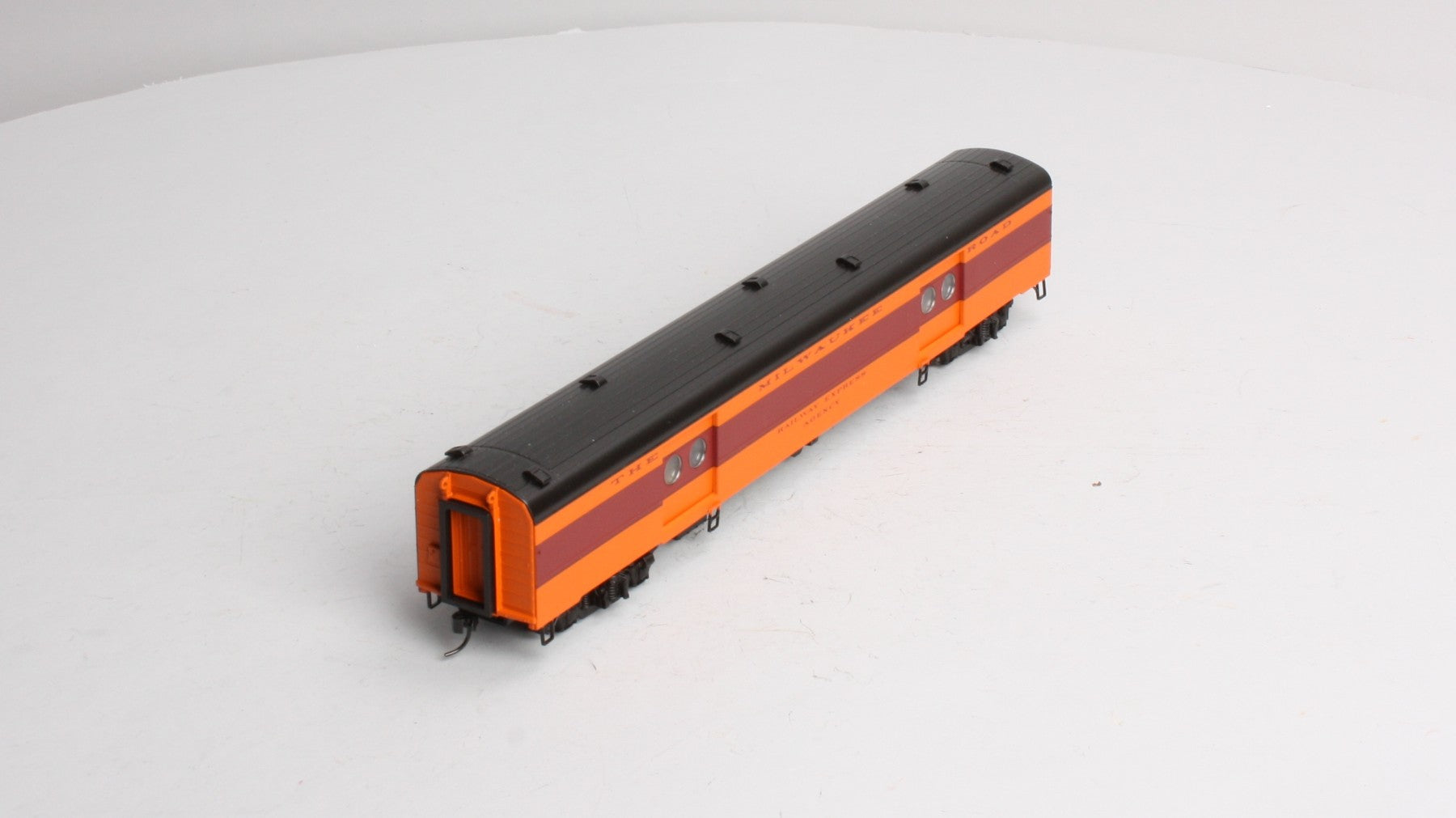 Walthers 932-9209 HO Milkwaukee Road 1955 Twin Cities Hiawatha REA Baggage Car LN/Box
