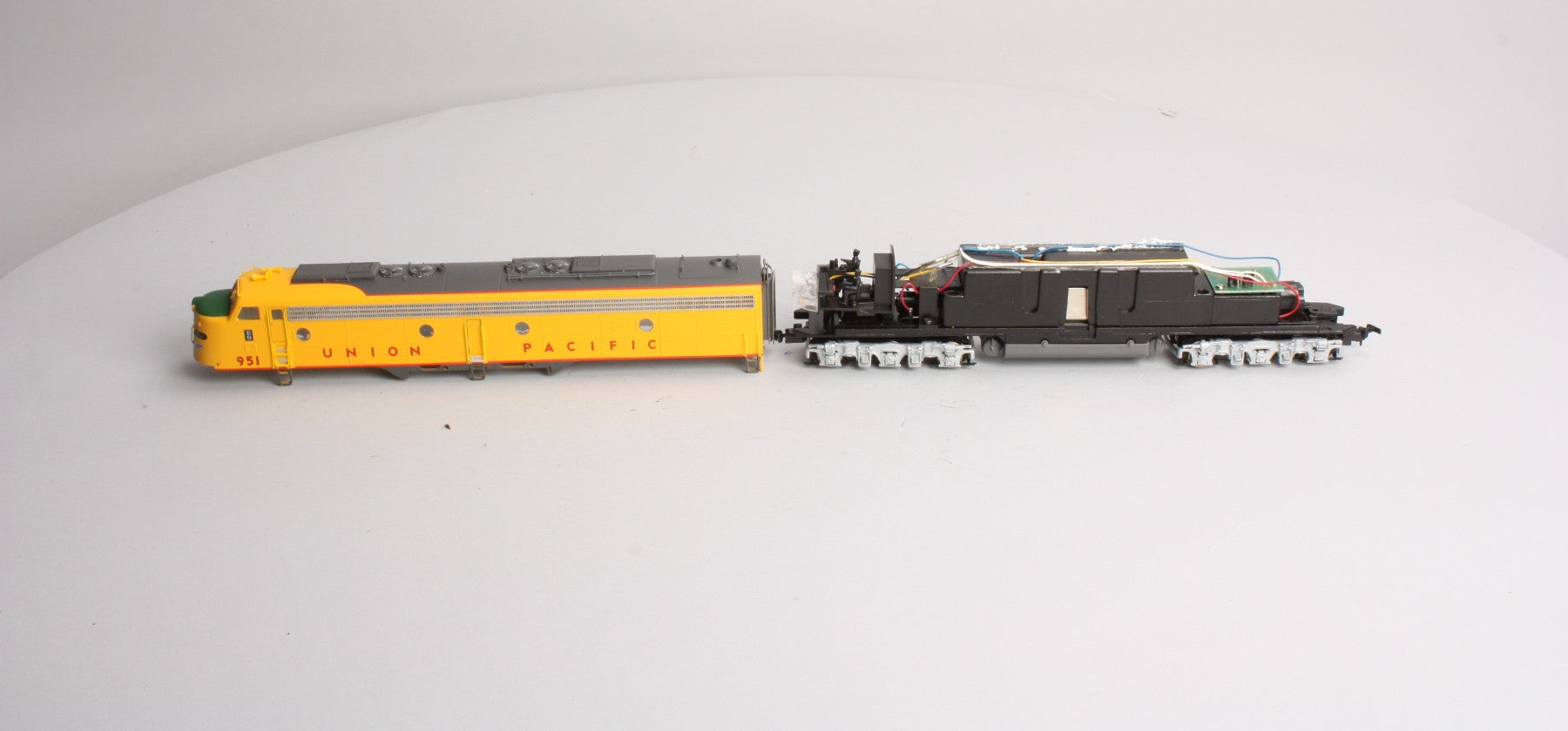 Proto 2000 8037 HO Scale Union Pacific E8/9 Diesel Locomotive #951 LN/Box