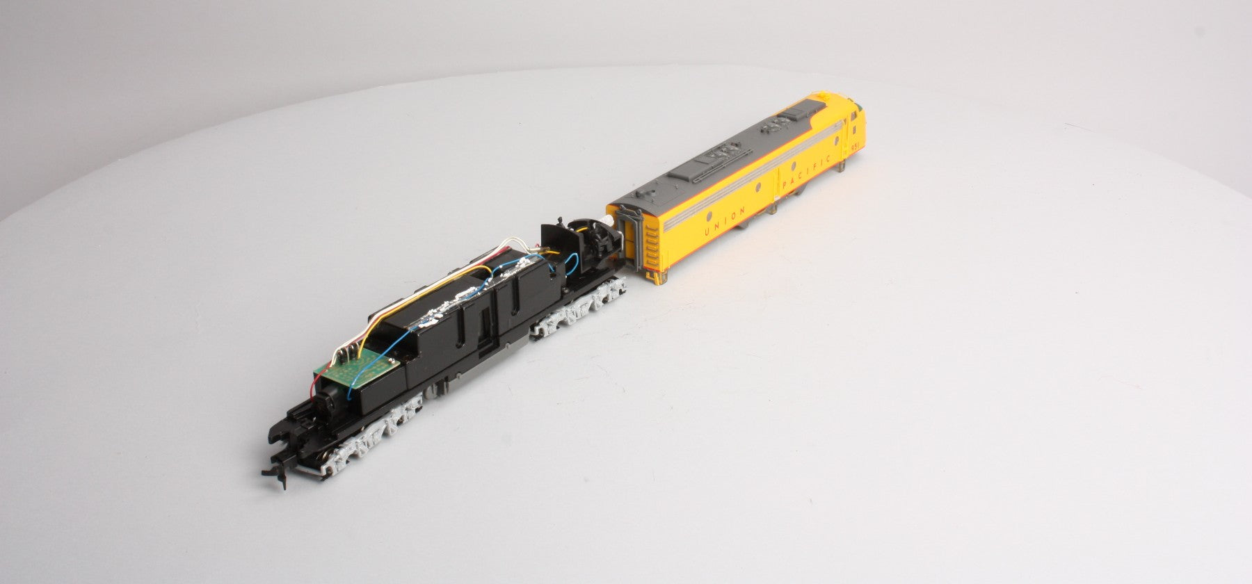 Proto 2000 8037 HO Scale Union Pacific E8/9 Diesel Locomotive #951 LN/Box