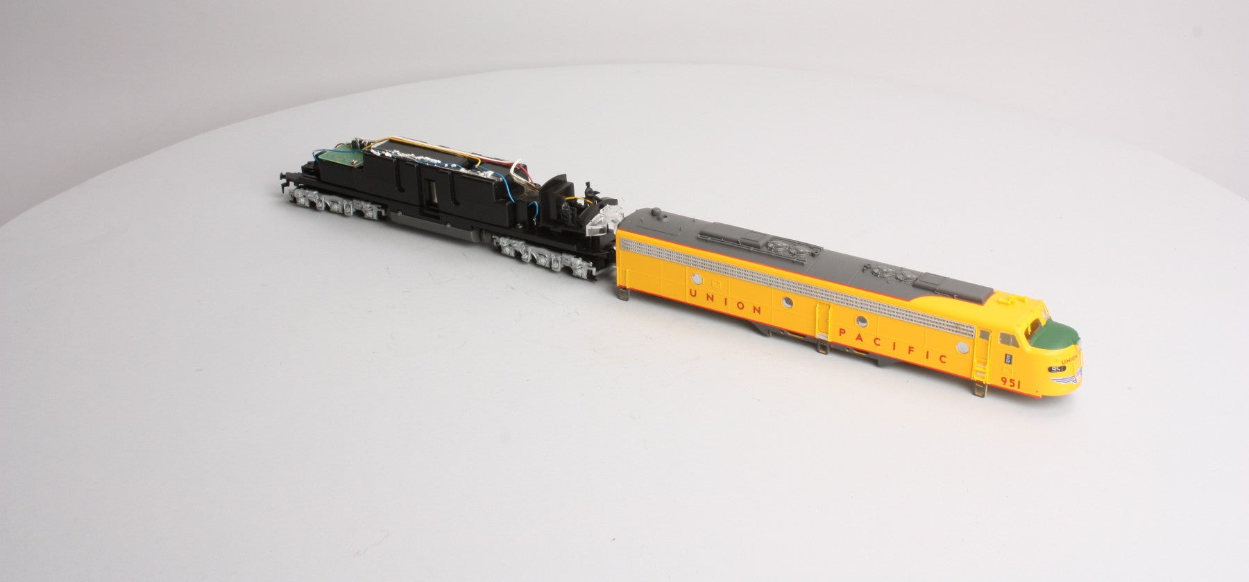 Proto 2000 8037 HO Scale Union Pacific E8/9 Diesel Locomotive #951 LN/Box