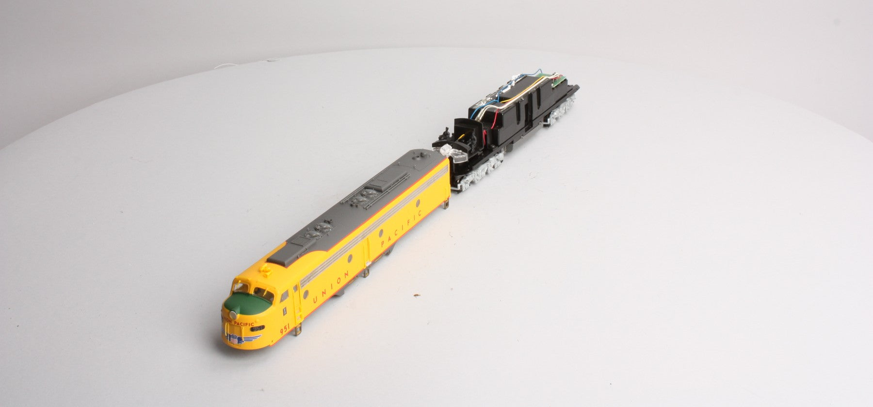 Proto 2000 8037 HO Scale Union Pacific E8/9 Diesel Locomotive #951 LN/Box
