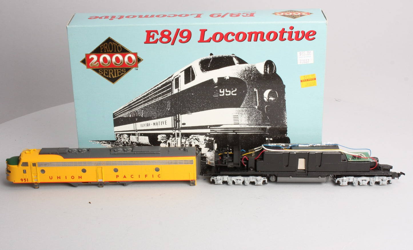 Proto 2000 8037 HO Scale Union Pacific E8/9 Diesel Locomotive #951 LN/Box
