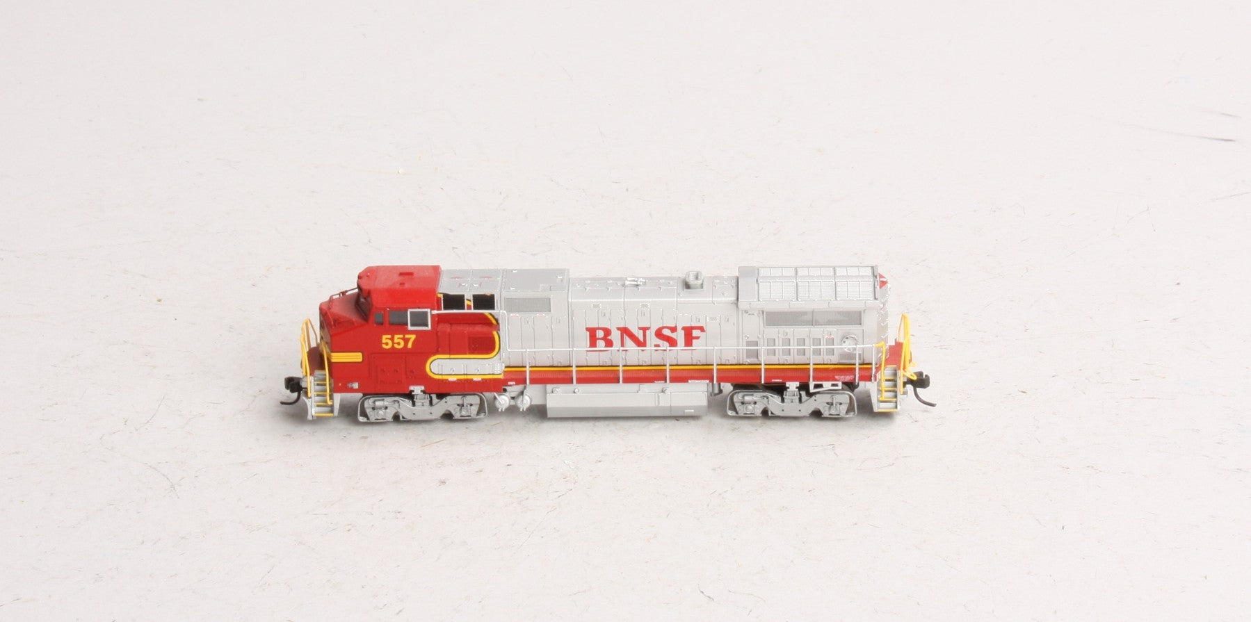 Atlas 48805 N Scale BNSF Dash 8-40BW Diesel Locomotive #557