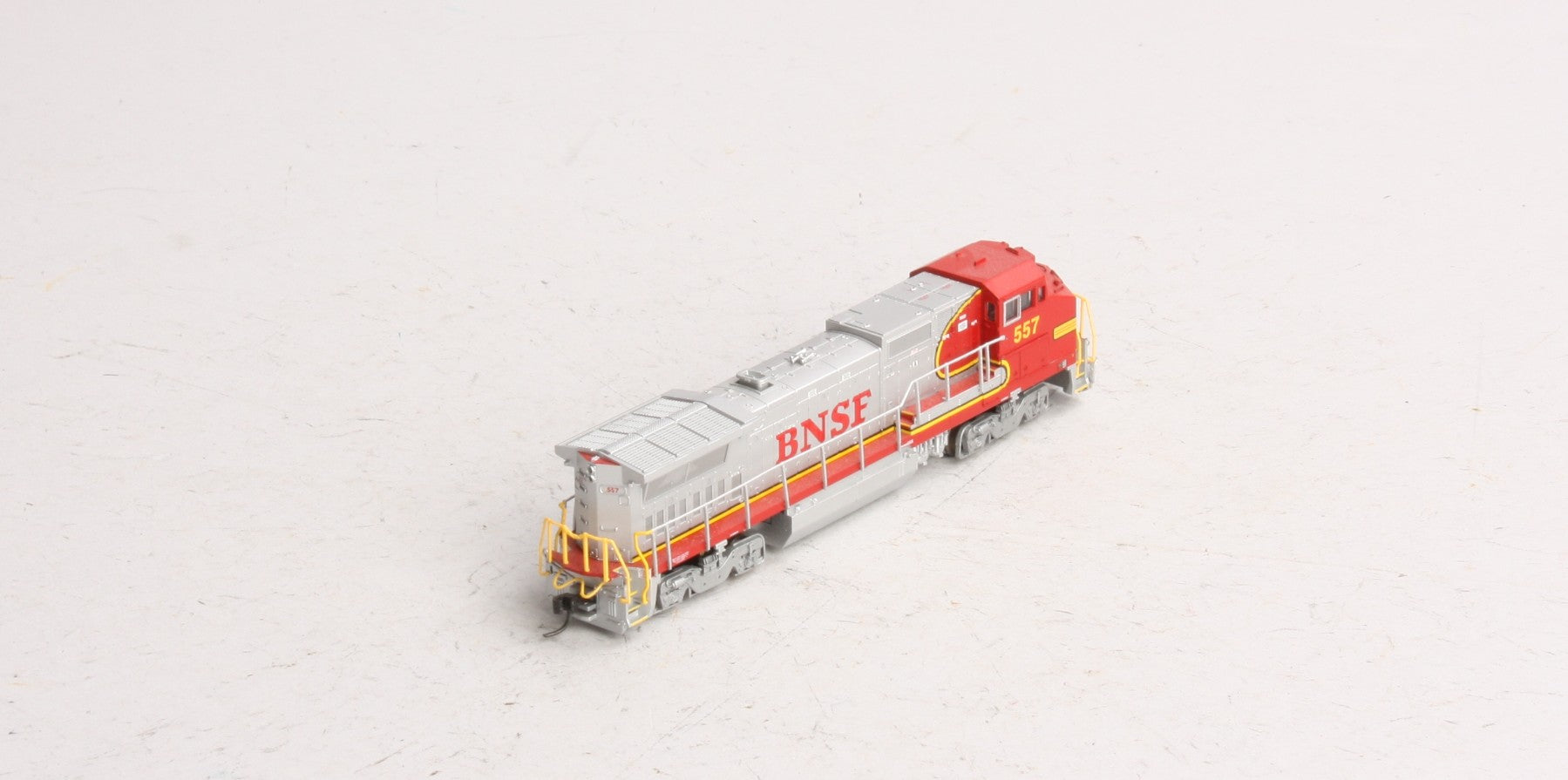 Atlas 48805 N Scale BNSF Dash 8-40BW Diesel Locomotive #557